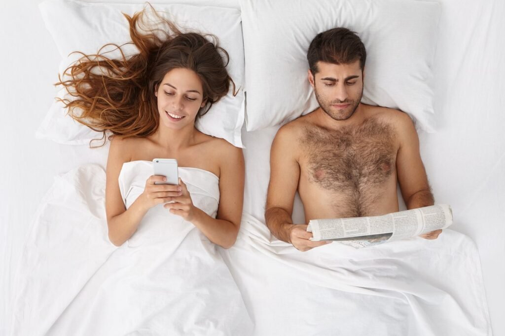 Ontspannen stel in bed in de ochtend