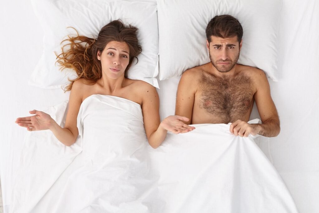 Stel in bed met erectieproblemen, prestatieangst concept