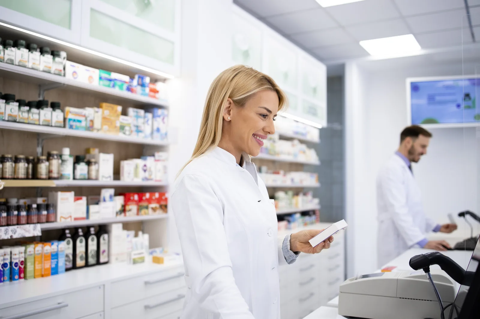 Apotheker in een apotheek met medicijnen