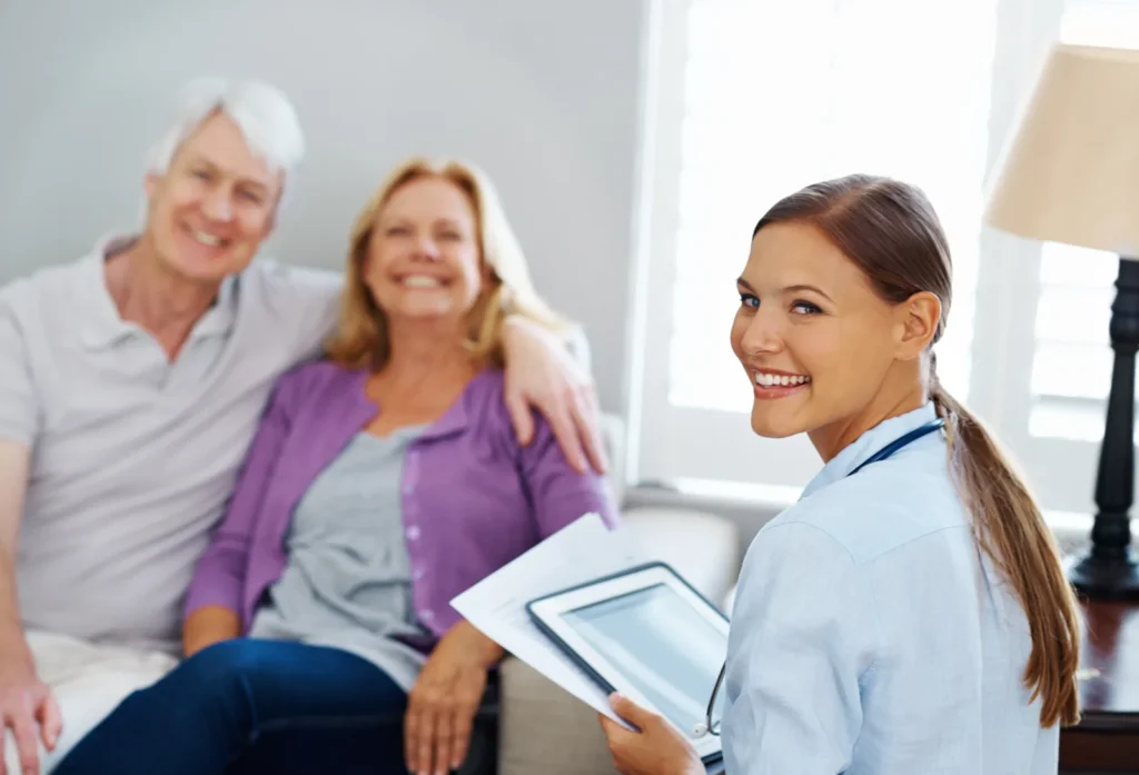 Ouder stel bespreekt gezondheid met zorgverlener