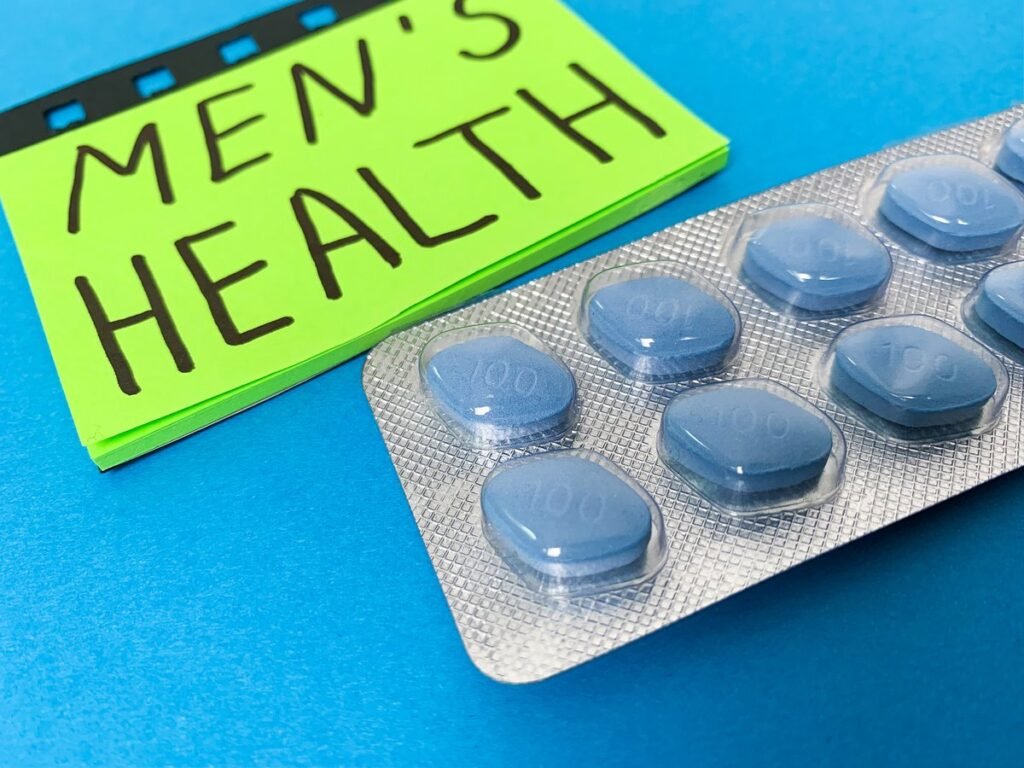 Mens health, blister met blauwe sildenafil 100mg erectiepillen op blauwe achtergrond